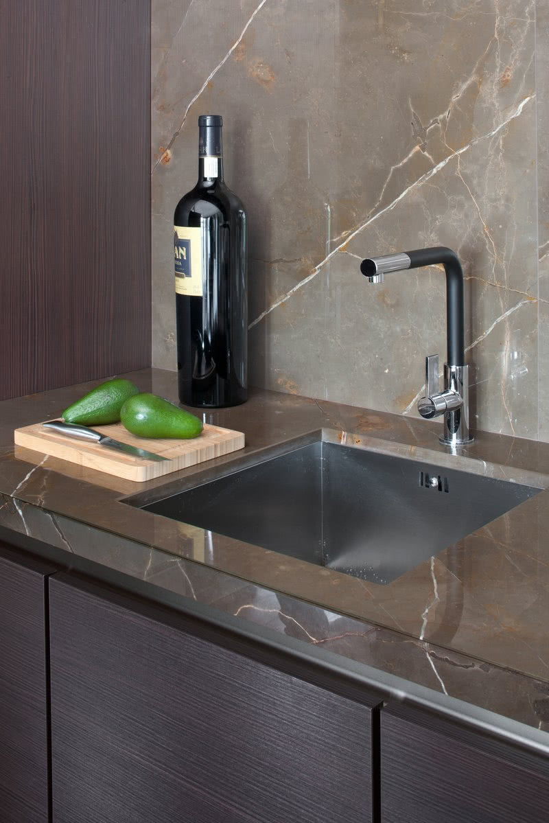 Kuchenne blaty i ściany wykonano z marmuru Amani...