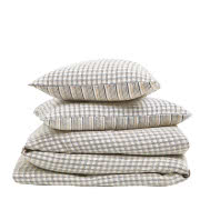 Niskie ramy łóżkowe to dobry pomysł dla młodych....