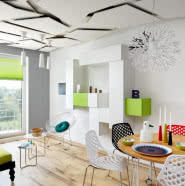 Czarna łazienka w kolorowym mieszkaniu