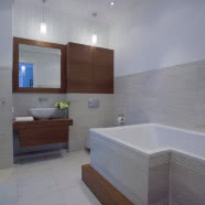 Apartament z czerwoną kanapą