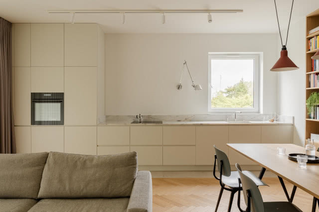 Beżowa kuchnia bez szafek górnych