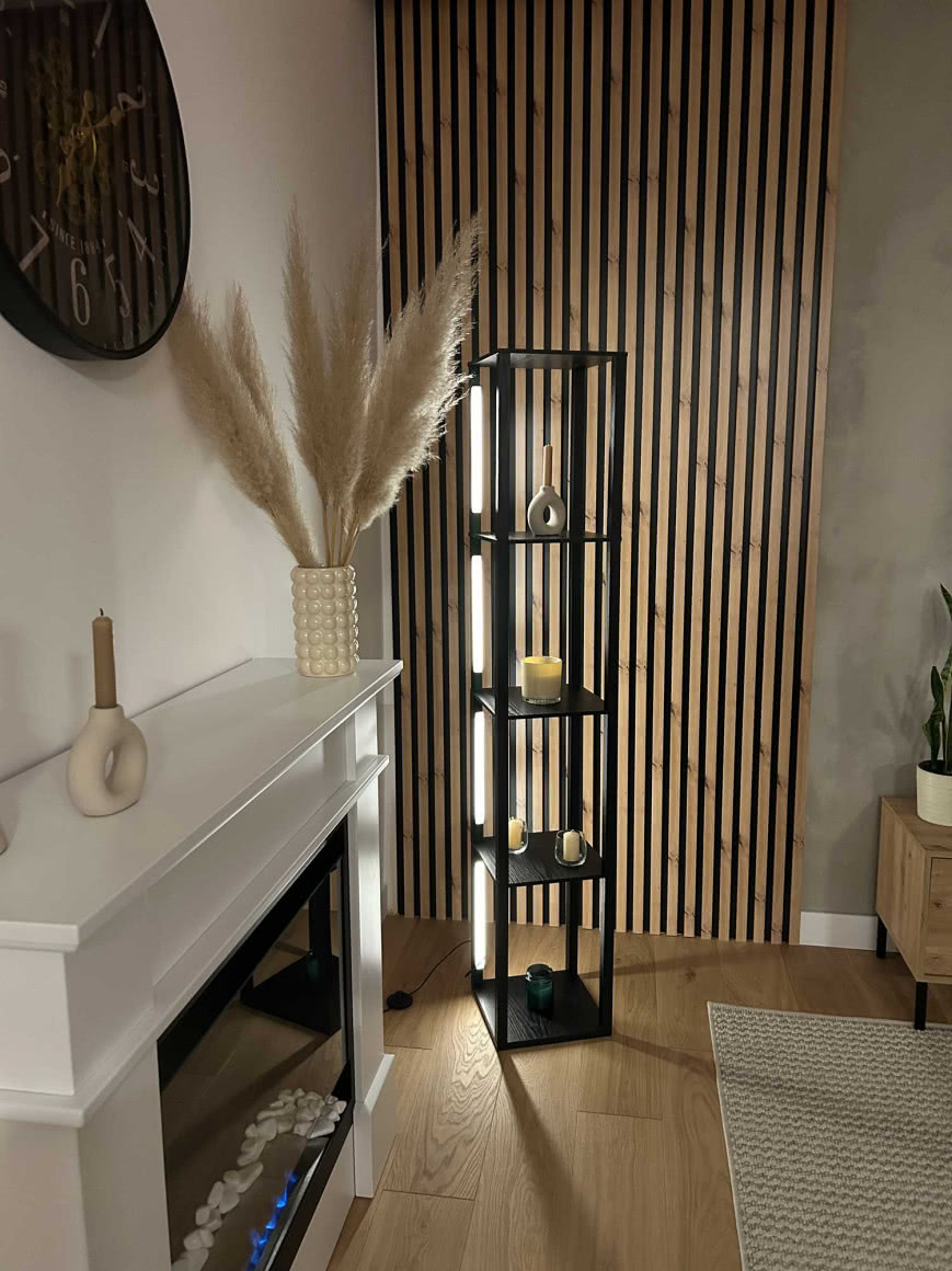 lampa podłogowa z półkami
