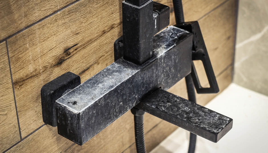 Wykorzystajcie to czyszcząc baterię łazienkową. Będzie błyszczeć jak nigdy