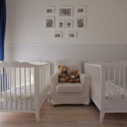 Apartament z czerwoną kanapą