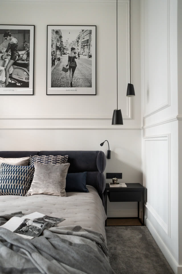 Biała sypialnia ze sztukaterią i granatowym łóżkiem