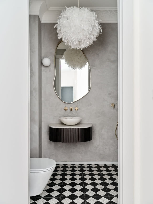 Łazienka z płytkami black&white i betonem na ścianie