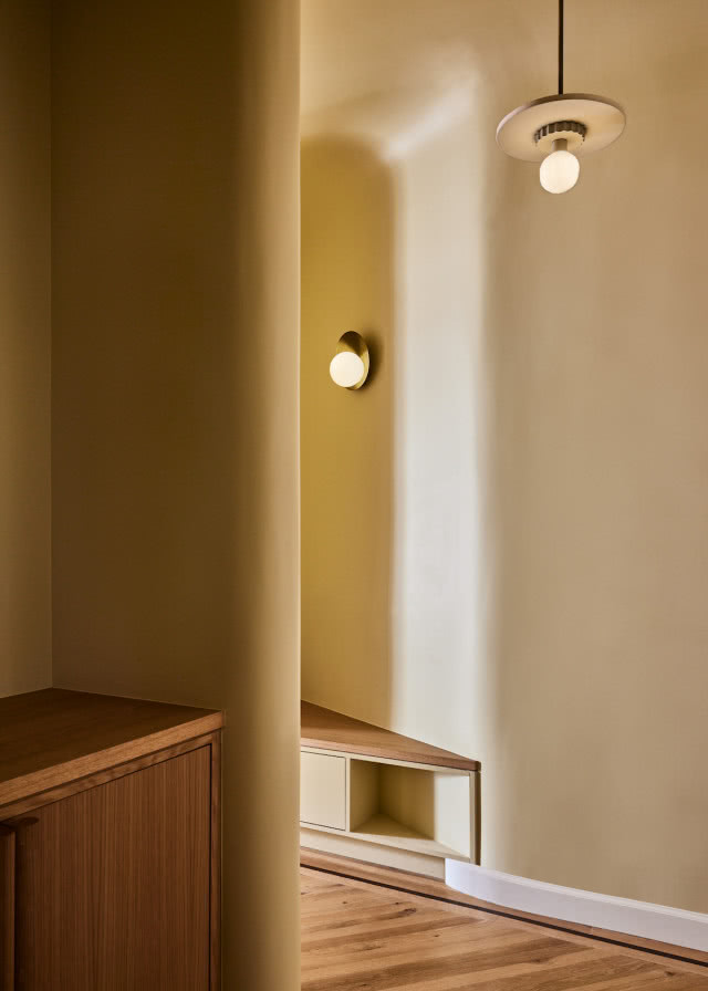 Korytarz podkreśla nieregularności budynku.