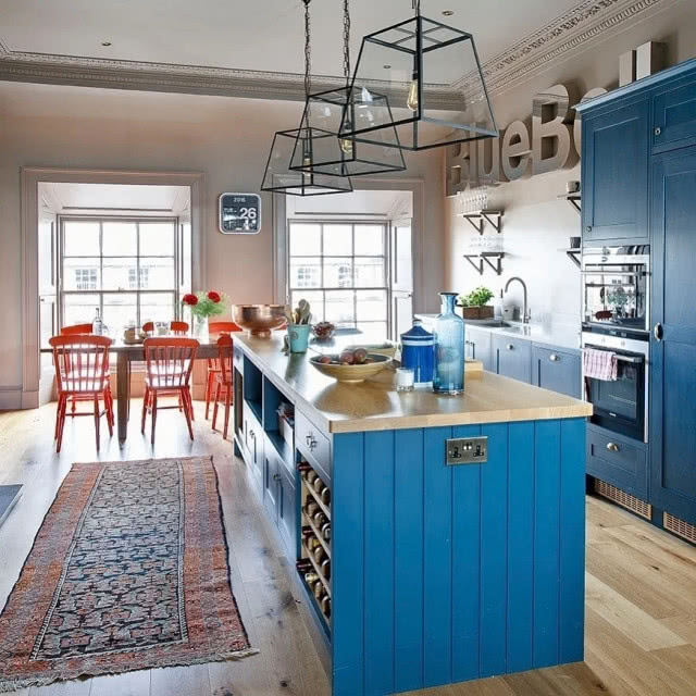 niebieska wyspa na pierwszym lanie, w tle stół i krzesła