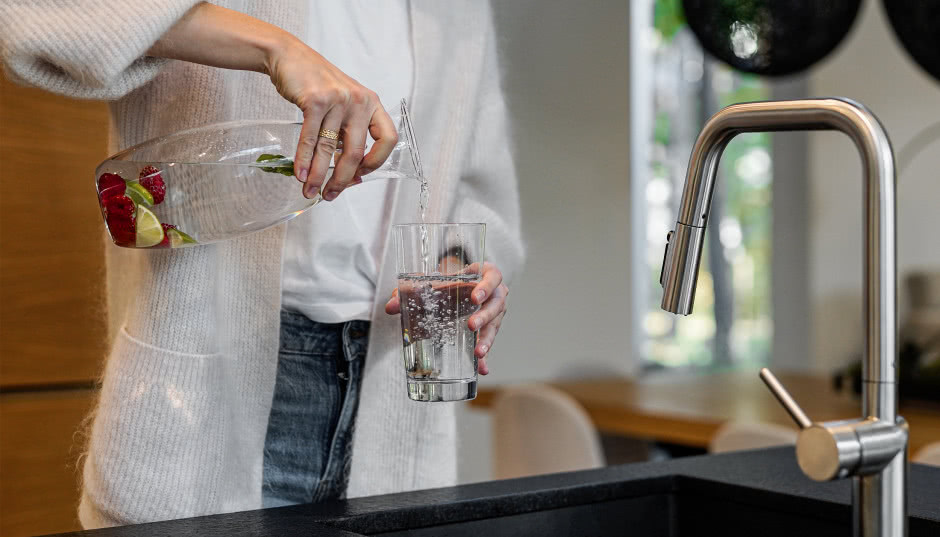 Czy warto mieć baterię filtrującą? Najlepszy sposób na czystą kranówkę i oszczędności