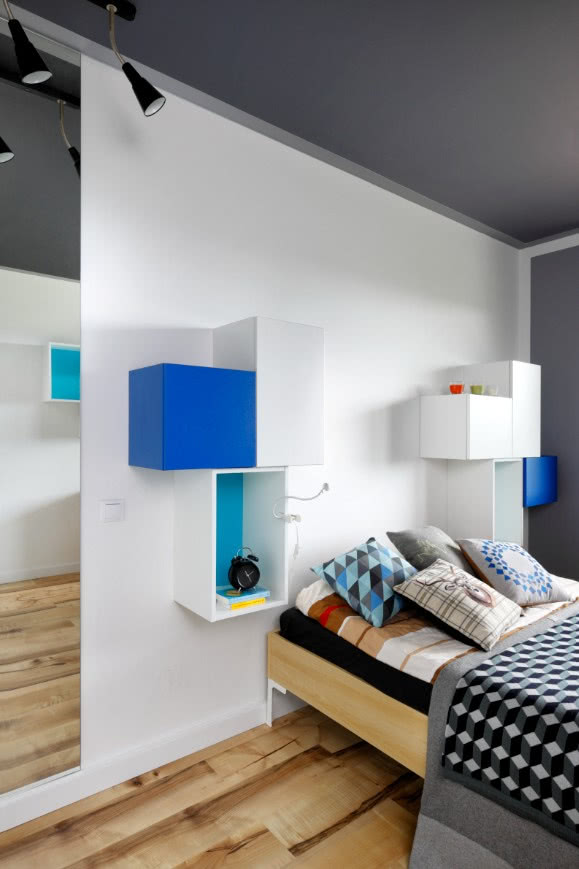Kolorowe wnęki półek w sypialni Judyta...
