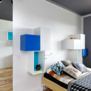 Ażurowe oparcia krzeseł korespondują z formą...