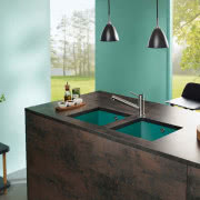 Talerze różowe i błękitne oraz ze scenkami...