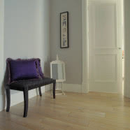 Apartament z czerwoną kanapą