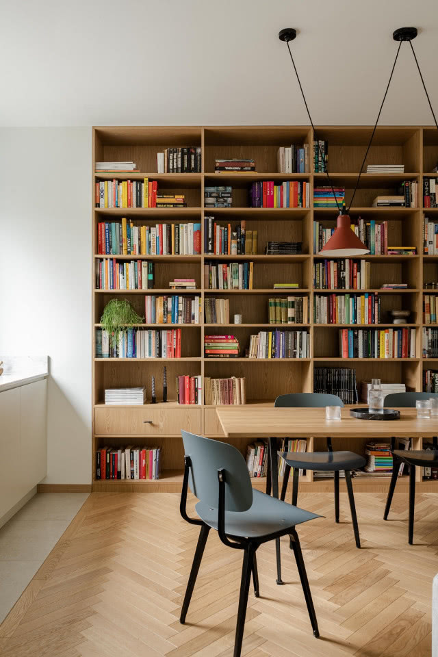 regał z książkami w salonie