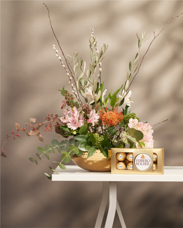 Przygotowując kwiaty na wiosenny stół spróbujcie przygotować klasyczną ikebanę. 
Jednak wabi-sabi lubi niedoskonałości. Wasza ikebana nie musi być perfekcyjna. 