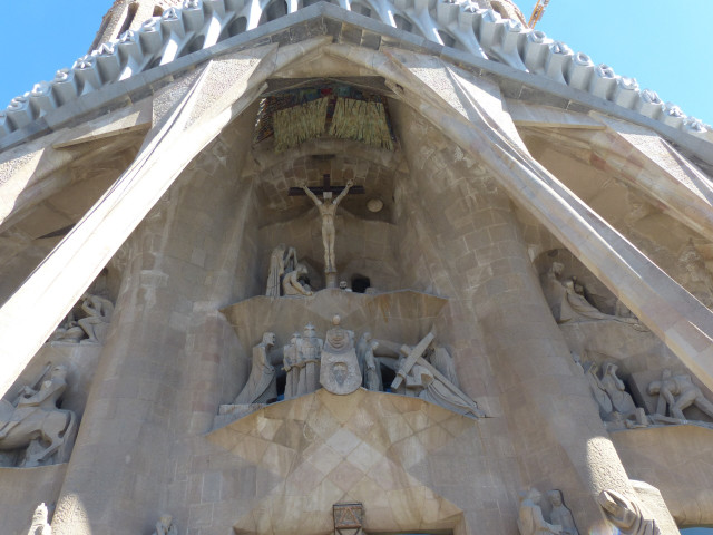 fasad z Chrystusem przybitym do krzyża Sagrada Família