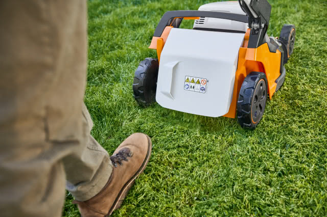 Wyrzut tylny to tylko jedna z możliwości pracy kosiarką
