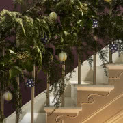 Girlanda bożonarodzeniowa zawieszona na kominku,...