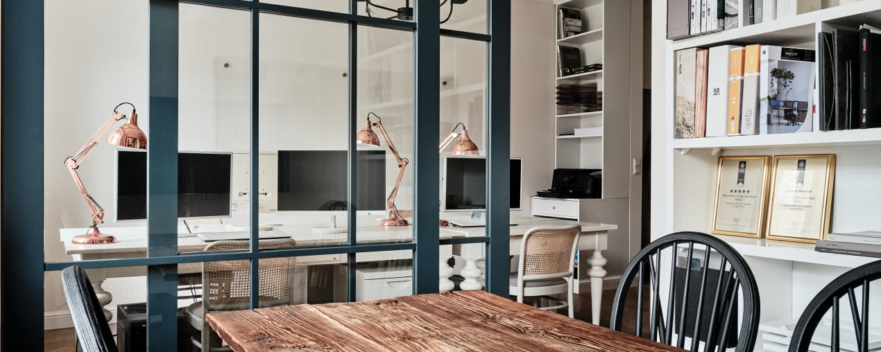 Loftowe wnętrza pracowni projektowej w starej kamienicy