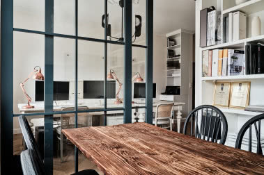 Loftowe wnętrza pracowni projektowej w starej kamienicy