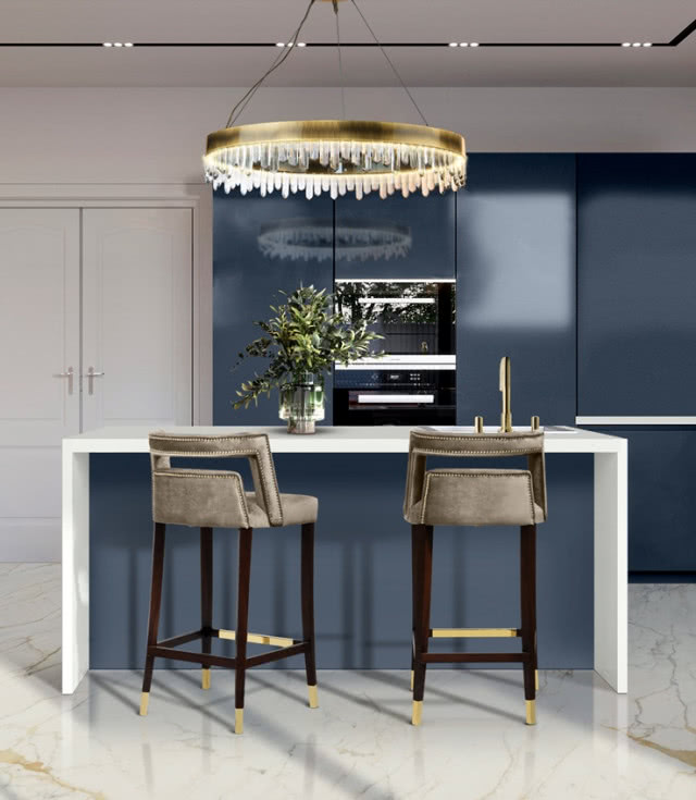 kuchnia na wprost w dużą wiszącą lampą