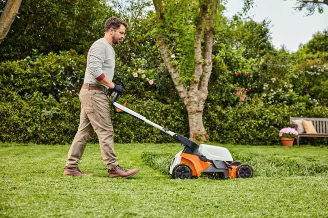 Wyrzut boczny umożliwia koszenie nawet wyższej trawy oraz odkładanie ścinków na bok, a następnie zbieranie ich za pomocą grabi.
