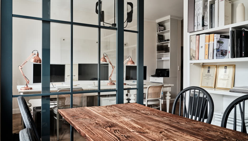 Loftowe wnętrza pracowni projektowej w starej kamienicy