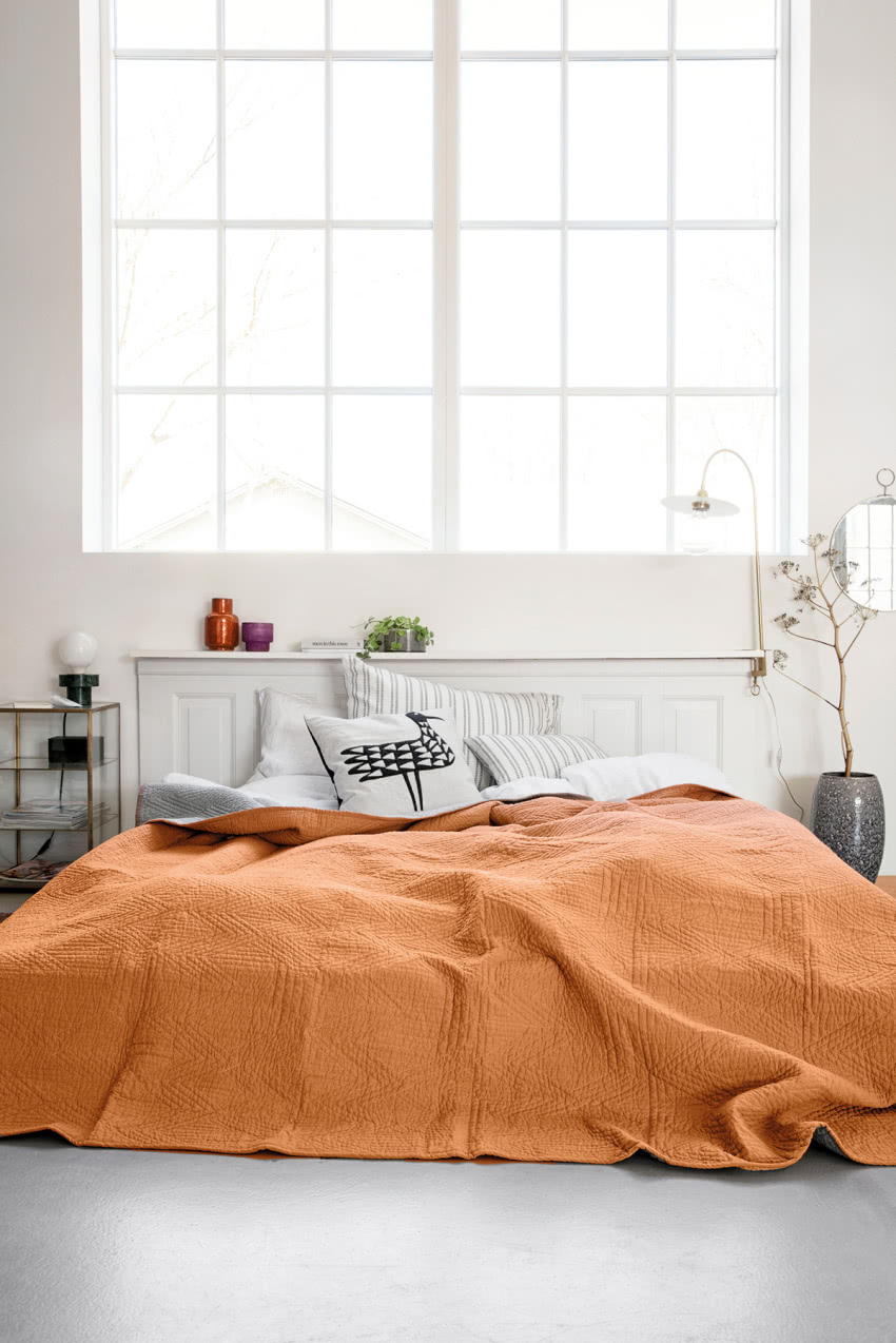 Niskie ramy łóżkowe to dobry pomysł dla młodych....