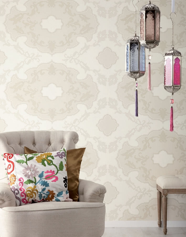 Barwna poduszka na fotelu obitym materiałem w...