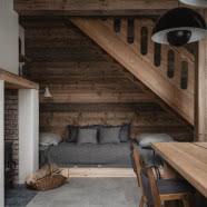 Rustykalne domy w otoczeniu pól i lasów. Zbudowano je tylko z naturalnych materiałów!