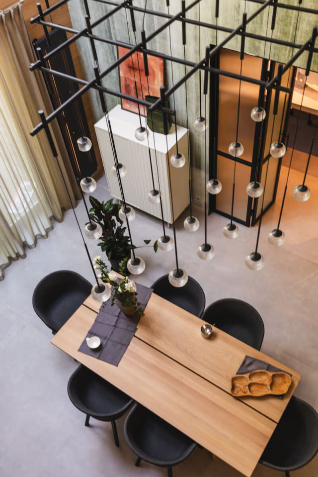 lampa Vibia nad stołem w jadalni