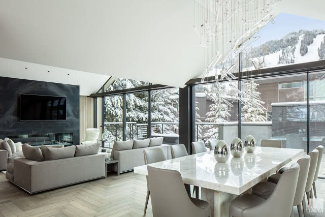 salon z jadalnią i kominkiem