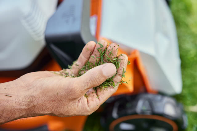 Mulczowanie zapewnia naturalny nawóz, który jest równomiernie rozłożony na całej koszonej powierzchni