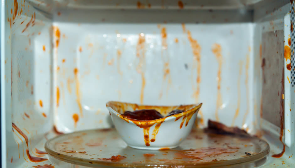 Macie dość brudnej i tłustej mikrofalówki? Wstawcie to do środka, a wyczyści się sama