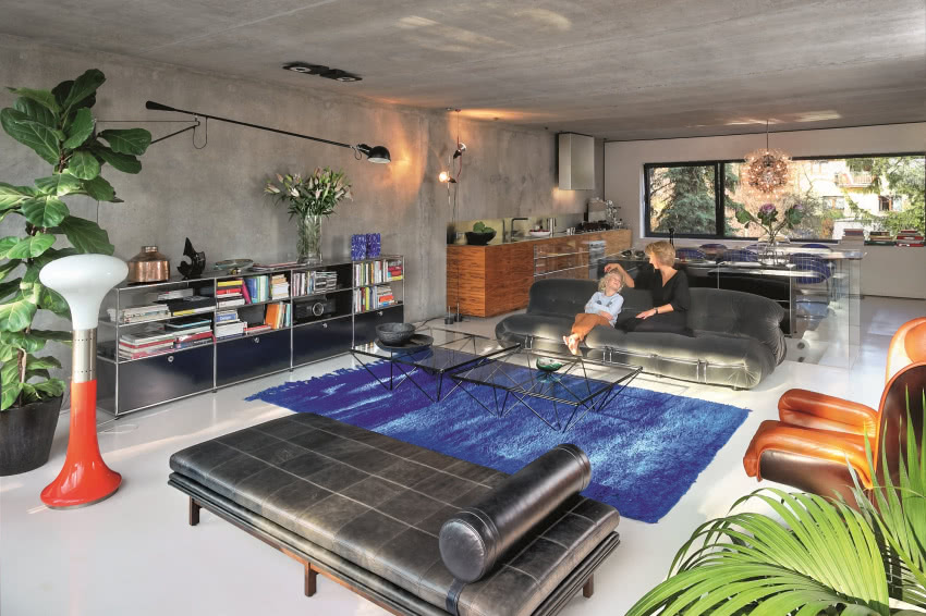 W salonie rodzinnym na piętrze Magda z...