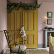 Girlanda bożonarodzeniowa zawieszona na kominku,...