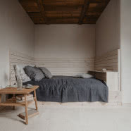 Rustykalne domy w otoczeniu pól i lasów. Zbudowano je tylko z naturalnych materiałów!