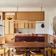 Nowojorski dom jak z lat 60-tych - zaskakujący, niekonwencjonalny, odkrywczy! Przekonajcie się sami!