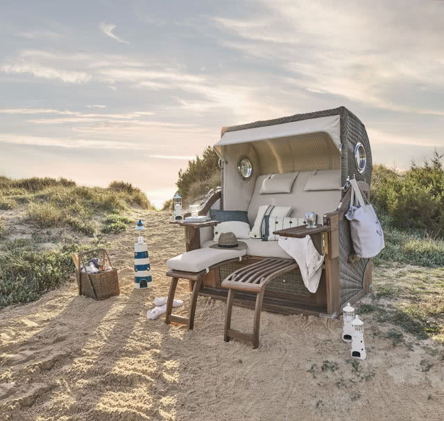 kosz plażowy na plaży o zachodzie słońca