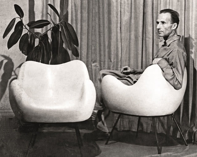 ŁDF 2022, wystawa RM. Roman Modzelewski. Sen o Łodzi, Profesor Roman Modzelewski na fotelu