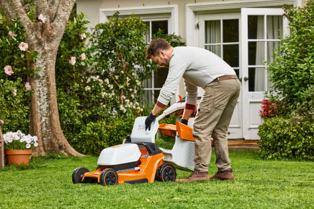 Pojedynczy uchwyt kierujący znacznie ułatwia wyjmowanie i opróżnianie kosza na skoszoną trawę