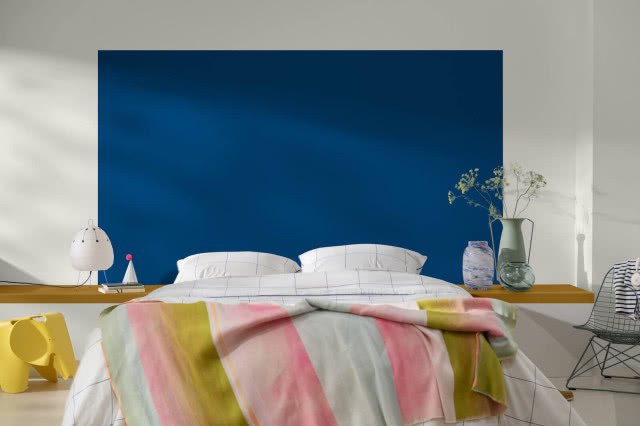 Niebieska ściana w sypialni