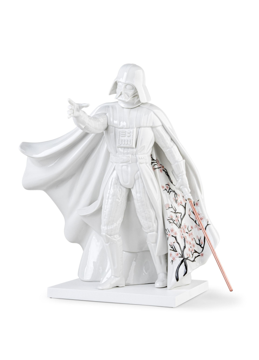 Darth Vader odsłania podszewkę peleryny.
