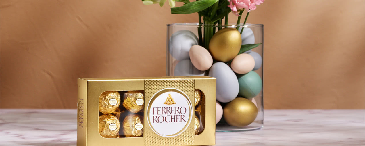 Wiosenne kwiaty, jednobarwne pisanki i Ferrero Rocher