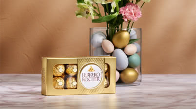 Wiosenne kwiaty, jednobarwne pisanki i Ferrero Rocher