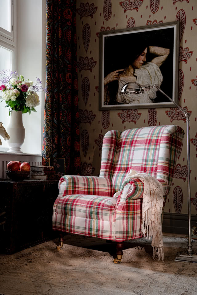 fotel uszak w kratkę na tle obrazu