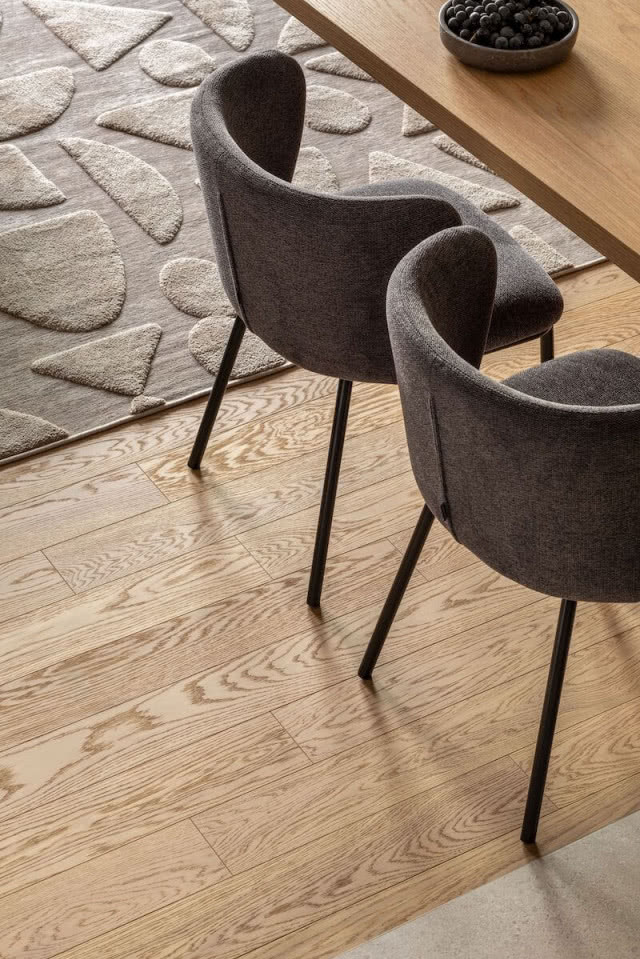 podłoga drewniana szczotkowana