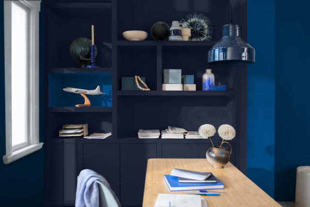 ciemny odcienie niebiesko w gabinecie 