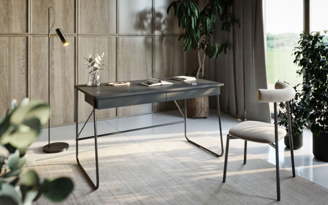 Minimalistyczne biurko na metalowej ramie w stylu mid-century, jasne wnętrze z lampą, roślinami i tapicerowanym krzesłem