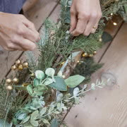 Girlanda bożonarodzeniowa zawieszona na kominku,...